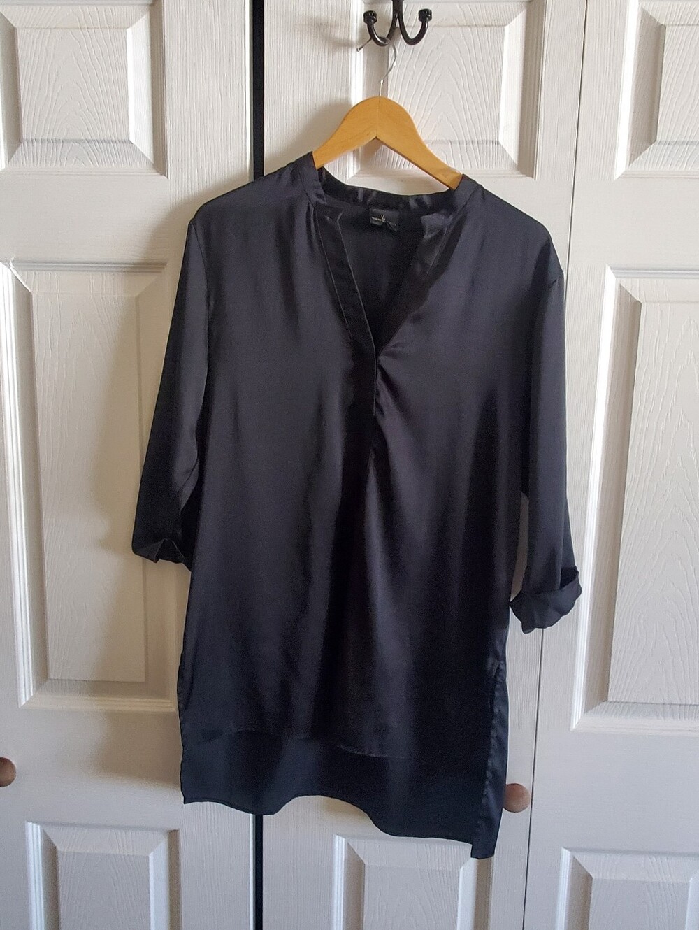 WORTHINGTON BLACK SATIN TUNIC HI LOW. 3/4 SLEEVES. VNECK. Small